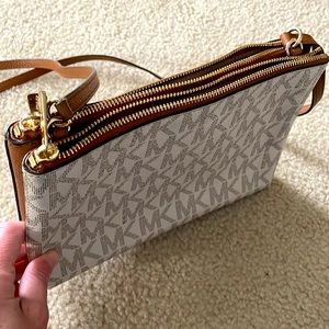 Michael Kors Crossbody with 3 compartments and multiple pockets!